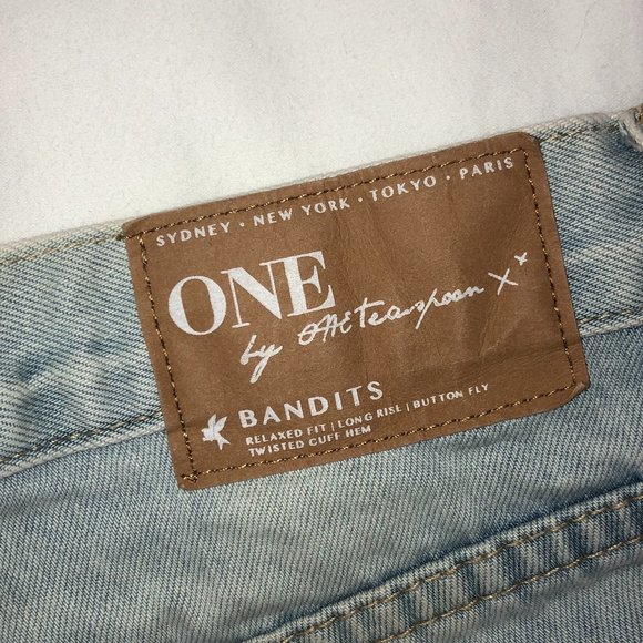OneTeaspoon light wash distressed denim shorts -26 - Picture 3 of 4